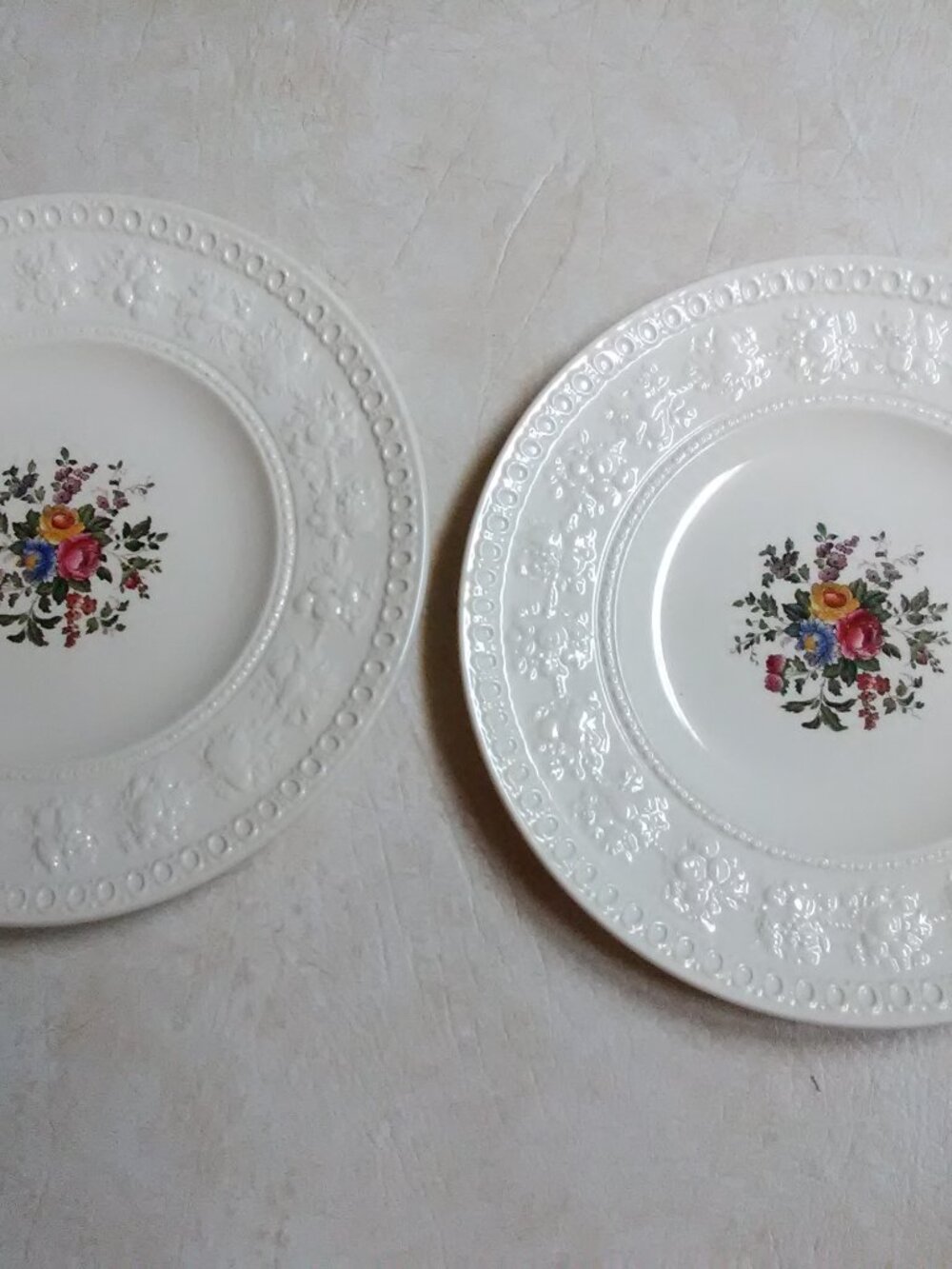 set of 2 Vintage Wellesley Wedgwood 8 1/2" plates - very good condition